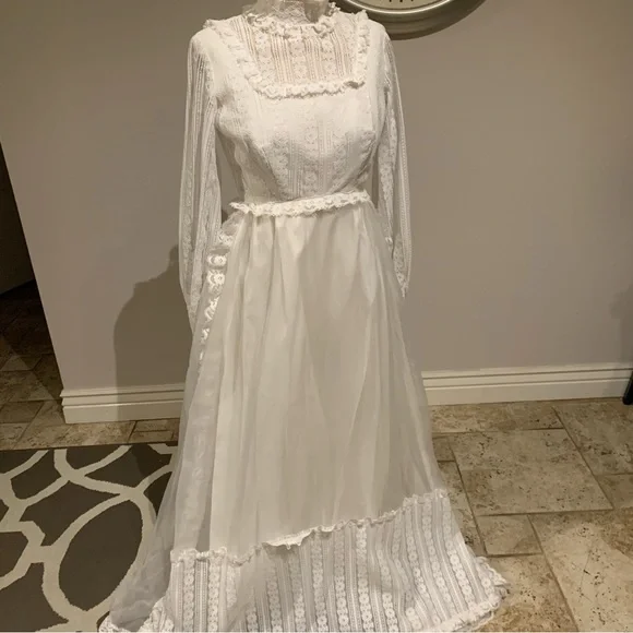 Vintage White Lace Wedding Dress - Picture 4 of 5